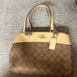 Coach cross body had may compartment’s with zippers and snaps